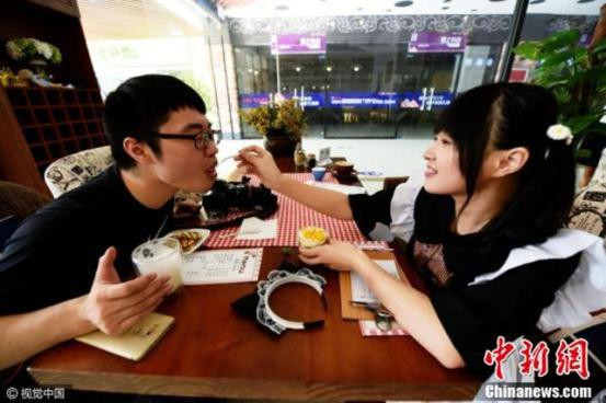 Khi tới quán cà phê hầu gái này, khách hàng sẽ được phục vụ như người chủ quý tộc bao gồm dịch vụ đút thức ăn tận miệng nếu có yêu cầu.