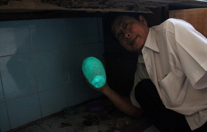Ông Châu Chí Hùng (54 tuổi, ngụ phường Bửu Hòa, TP Biên Hòa, Đồng Nai) đang sở hữu hòn đá đặc biệt, to gấp 3 lần quả trứng ngỗng, bề mặt nhẵn như đá cuội và tỏa ra thứ ánh sáng màu xanh kỳ lạ.