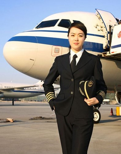 Wang đã ghi danh vào ngành phi công khi đang là một cô sinh viên năm hai của chuyên ngành khoa học và công nghệ thông tin điện tử tại Đại học Hàng không dân dụng Trung Quốc. Bắt đầu làm việc tại hãng Air China từ năm 2005, Wang được bổ nhiệm là cơ trưởng vào tháng 7/2010, trở thành nữ cơ trưởng duy nhất của Air China.