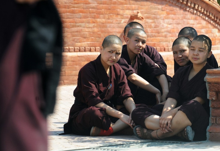 Ngoài võ thuật, các ni sư còn học các kỹ năng mà ở đây xem là dành cho nam giới như sửa ống nước, sửa điện, đánh máy, đi xe đạp và tiếng Anh. Họ được giao nhiệm vụ hướng dẫn người đi lễ cũng như thực hiện các giao dịch mua bán thường ngày, vốn là công việc của chư tăng. Họ cũng là người điều hành nhà khách và quán cà phê của tự viện Amitabha. Ảnh: Prakash Mathema/AFP/Getty.