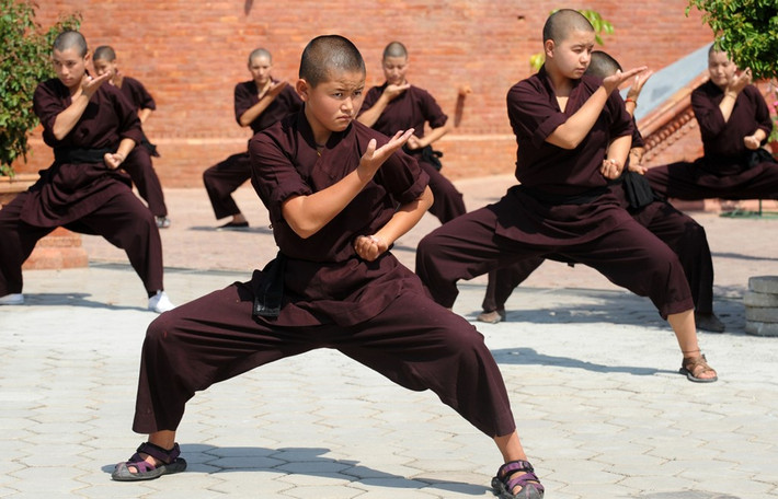 Họ là những ni sư của dòng Truyền thừa Drukpa, hay còn gọi là Truyền thừa Rồng thiêng, thuộc Phật giáo Tây Tạng. Người đứng đầu dòng Truyền thừa Drukpa hiện nay là Đức Pháp vương (Gyalwang Drukpa) XII Jigme Pema Wangchen. Ông từng đến thăm Việt Nam 7 lần, gần nhất là tháng 9-11 năm 2015. Ảnh: Prakash Mathema/Getty.