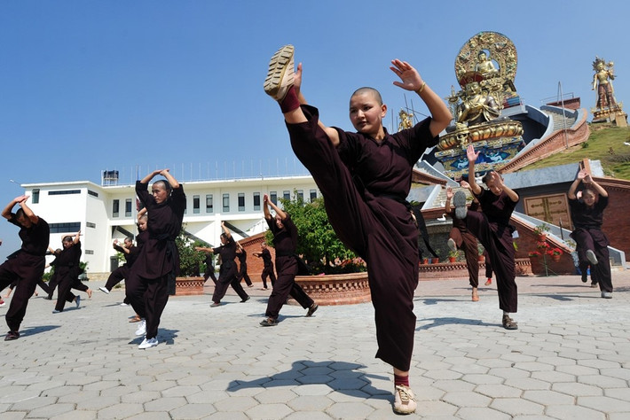 Điều thú vị là việc luyện tập võ thuật các ni sư được cho là khởi nguồn từ Việt Nam. Năm 2008, Đức Pháp vương XII sang thăm và chứng kiến các ni sư của Drukpa Việt Nam tại Đại Bảo tháp Tây Thiên (Vĩnh Phúc) tập võ cổ truyền. Ngài quyết định đưa võ thuật vào chương trình hàng ngày của tự viện Druk Amitabha. Võ sư cũng được mời từ Việt Nam, theo BBC. Ảnh: Swati Jain.