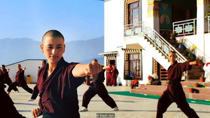 Theo BBC, có khoảng 300 ni sư đang tu tập tại tự viện Druk Amitabha. Họ đến từ nhiều vùng miền ở khu vực Himalaya như Nepal, Ấn Độ, Tây Tạng, Bhutan. Ảnh: Prakash Mathema/AFP/Getty.
