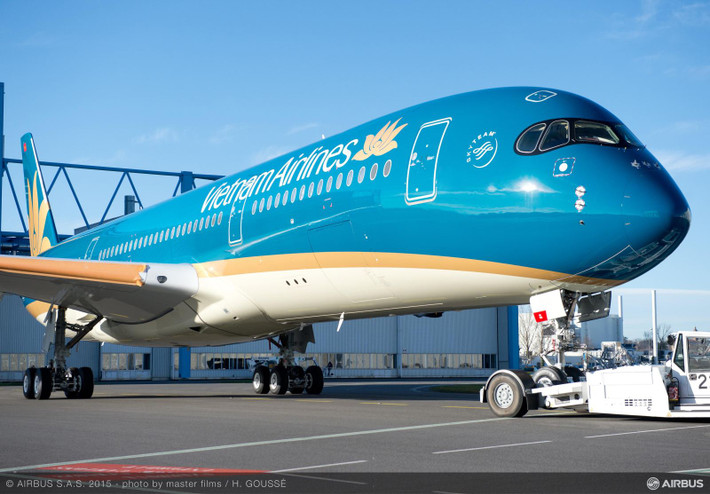 Hãng Vietnam Airlines đang khai thác 4 chiếc A350 trong tổng số 14 chiếc đã đặt mua, lần lượt giao hàng đến giữa 2019. Từ nay đến cuối năm 2016, Airbus sẽ tiếp tục giao thêm 02 chiếc A350-900 cho Vietnam Airlines.