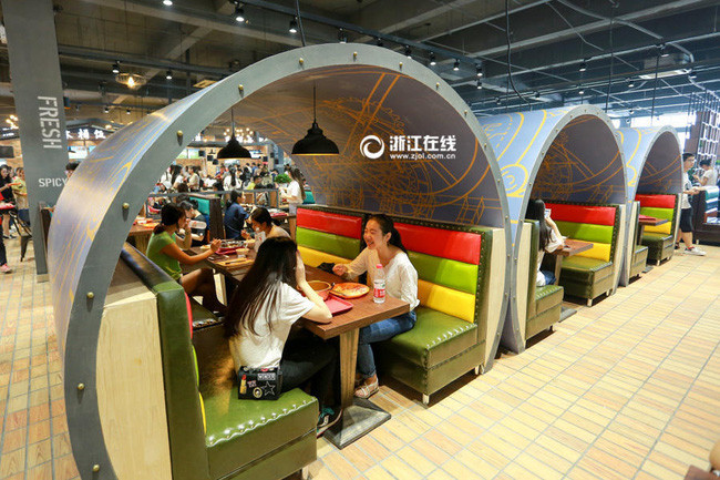 Các sinh viên tỏ ra rất thích thú khi đến ăn trưa trong khu canteen mới.