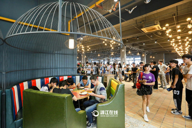 Khu canteen mới không chỉ khang trang, thoáng đãng, mà còn có cách bài trí vô cùng hiện đại, đẹp mắt.