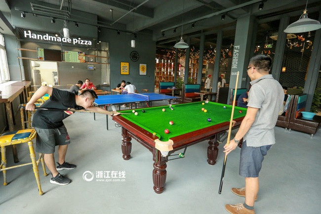 Đặc biệt hơn, trong khu canteen còn có cả khu vui chơi giải trí với nhiều bàn bi-a, bóng bàn... để các sinh viên có thể nghỉ ngơi sau mỗi bữa ăn.