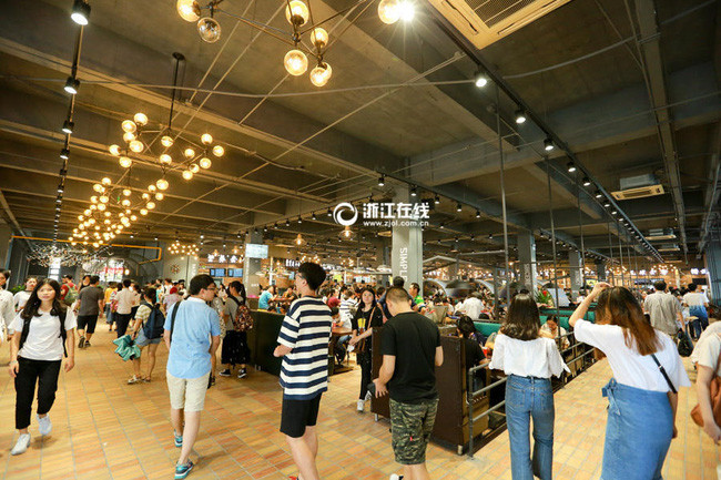 Không những vậy, thực đơn trong canteen cũng được thay đổi và bổ sung nhiều món mới cho sinh viên: từ đồ Trung, đồ Âu cho tới đồ Hàn, đồ Ấn...