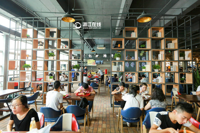 Để cải tạo khu ăn uống, nhà trường đã phải bỏ ra một số tiền khá lớn cho việc tu sửa nhà ăn nhằm đem đến những bữa ăn ngon miệng cho các sinh viên của mình.
