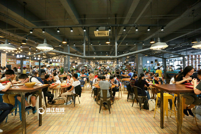Sau khi được cải tạo, khu canteen mới của trường ĐH Công nghệ Chiết Giang trông hiện đại và đẹp chẳng kém nhà hàng 5 sao sang trọng.