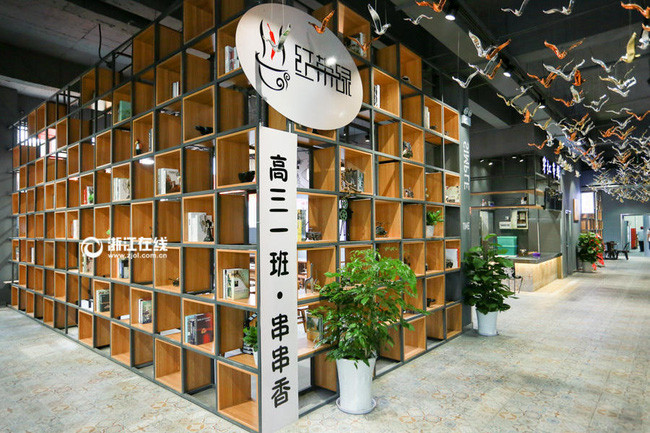 Những giá sách gỗ cũng trở thành điểm nhấn mà không hề tạo cảm giác tách biệt ở khu canteen.