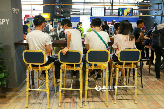 Từng khu vực trong canteen được sắp xếp vô cùng hợp lý, tạo không gian riêng tư nhưng lại không khiến người ta cảm thấy bị tách biệt.
