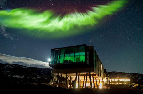 Quán bar Northern Lights Bar tại khách sạn Ion Hotel ở Iceland: Đây là quán bar theo phong cách đặc trưng vùng Bắc Âu nằm cách vùng Reykjavik, Iceland 45 phút đi xe. Ở đây, bạn có thể chiêm ngưỡng bắc cực quang từ khoảng tháng 5 đến tháng 10 hàng năm.