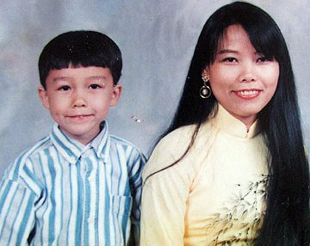 Câu chuyện tìm cha để xác định quyền thừa kế của Nguyễn Bé đã gây ồn ào dư luận suốt giai đoạn 1995 đến 1999, cho đến khi xác định 4 cậu bé con rơi trong đó có Nguyễn Bé Lory là cốt nhục của nhà tỷ phú thông qua kết quả xác định ADN. Ảnh: Nguyễn Bé Lory cùng với mẹ khi sang Mỹ năm 1998.