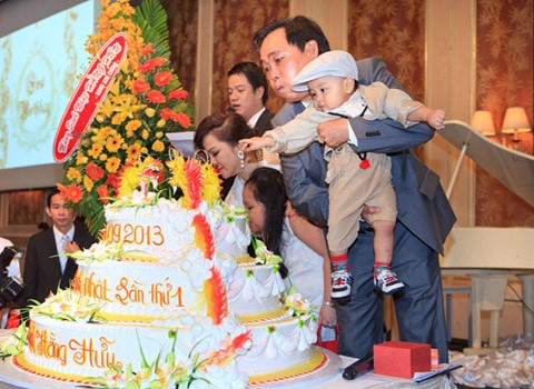 Ông chủ Đại Nam - đại gia Huỳnh Uy Dũng để lại toàn bộ tài sản cho con trai 1 tuổi: Nhân dịp sinh nhật tròn 1 tuổi của con trai Huỳnh Hằng Hữu năm 2013, đại gia Huỳnh Uy Dũng đã chính thức công bố di chúc, bàn giao lại vị trí Chủ tịch Hội đồng giám sát Quỹ thiện nguyện của gia đình có giá trị tiền tỷ.