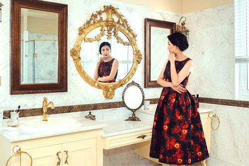 Không gian sống của Hà Kiều Anh trang trí theo phong cách hoàng gia châu Âu với gam màu vàng và trắng là chủ đạo.