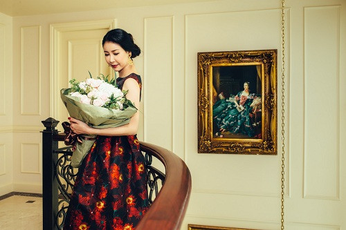 Hà Kiều Anh như một quý bà trong một cung điện xa hoa, lộng lẫy.