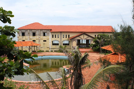 Resort Đồi Phong Lan là một trong những khu nghỉ dưỡng hoành tráng bị bỏ hoang ở mũi Kê Gà. Tòa nhà chính của Đồi Phong Lan chưa được gắn cửa, nền gạch xuất hiện nhiều điểm vỡ nát.