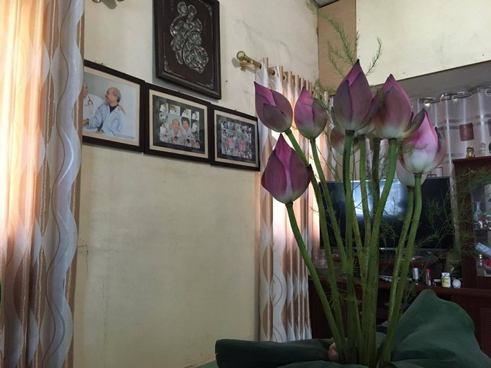 Những góc ảnh đầy kỷ niệm của nghệ sĩ trong quãng đời hoạt động nghệ thuật, bên cạnh các đồng nghiệp, ân nhân và khán giả.