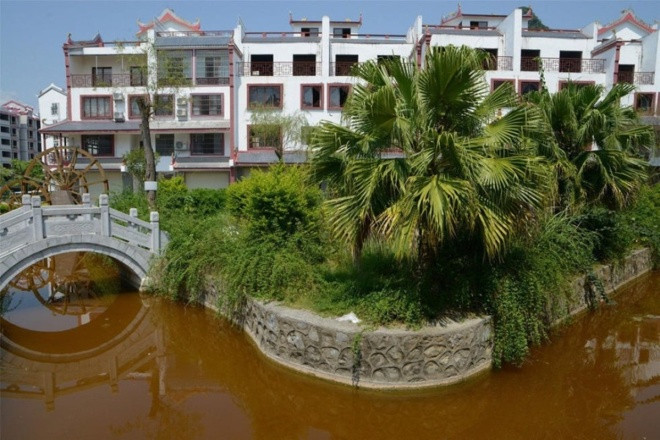 Khu này có hơn 100 căn biệt thự, phần thô và ngoại cảnh đều đã hoàn thiện. Tháng 5 năm 2011, công ty trách nhiệm hữu hạn Long Đạt dự kiến rót 350 triệu nhân dân tệ (52,6 triệu USD) vào dự án này.