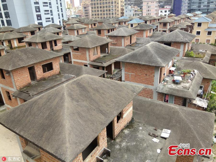 Hơn 80 căn biệt thự bỏ hoang trong hơn 20 năm ở quận Baoan của thành phố Thâm Quyến, nơi giá nhà gần đó lên đến 60.000 nhân dân tệ (khoảng 200 triệu đồng) cho mỗi mét vuông.