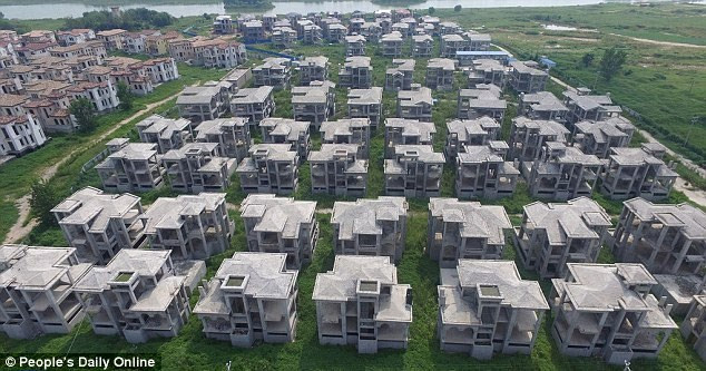 Dự án biệt thự hạng sang nằm trong Khu sinh thái kiểu mẫu cấp quốc gia Nhạn Minh Hồ tại huyện Trung Mưu, thành phố Trịnh Châu, tỉnh Hà Nam, Trung Quốc, cũng đang bị bỏ hoang. Quang cảnh quanh khu biệt thự vô cùng tĩnh lặng, không có người ở, cỏ hoang mọc khắp nơi.