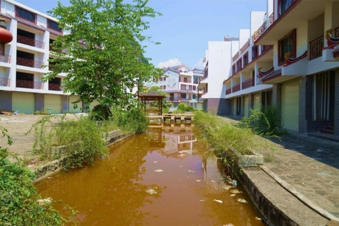 Tuy nhiên sau nhiều năm khai thác, môi trường quanh dự án vẫn đầy rác thải, nước sông vẩn đục.