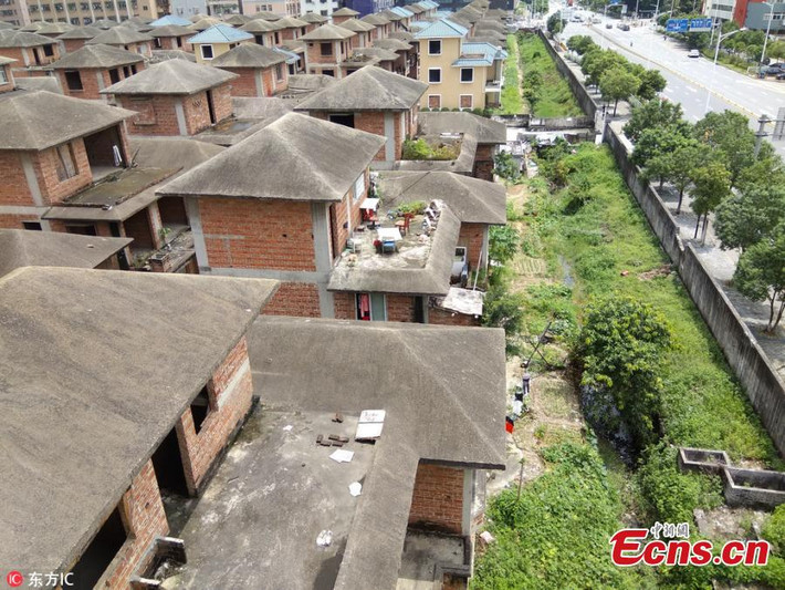 Dù tốn kém không ít tiền của để xây dựng phần thô nhưng loạt nhà ở này vẫn chưa được đưa vào sử dụng. Đây không phải là khu biệt thự bỏ hoang duy nhất tại Trung Quốc.