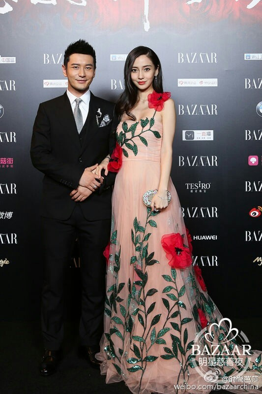 Vì thai kỳ ở những tháng đầu nên phần bụng của Angelababy chưa thực sự rõ. Tuy vậy nhiều lần bà xã Huỳnh Hiểu Minh vẫn để lộ bụng bầu trong những trang phục bó sát ở phần bụng.