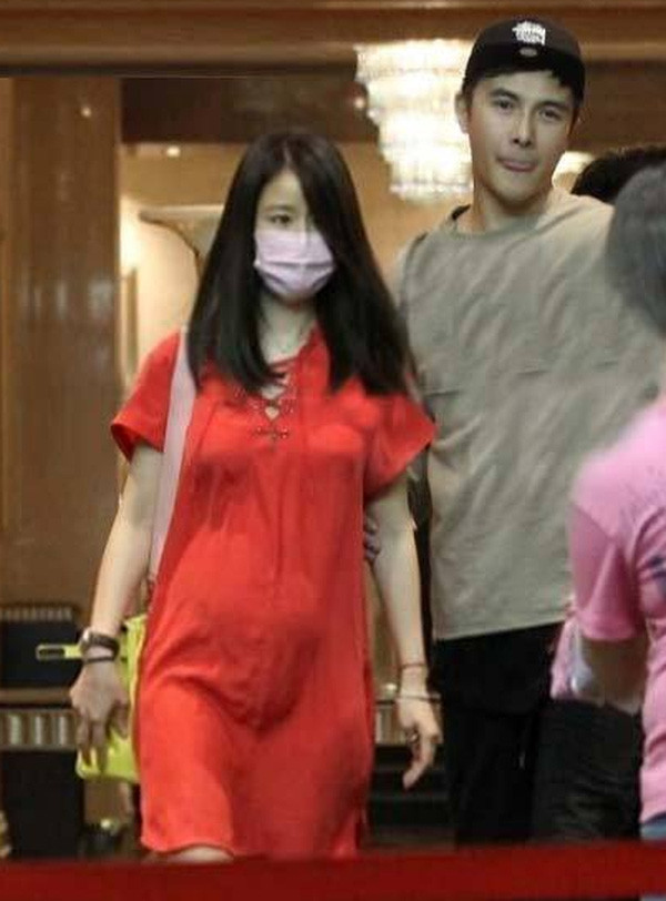 Bà bầu thứ ba là "Hạ Vy cách cách" Lâm Tâm Như. Cô là người kết hôn muộn nhất trong số 3 người đẹp (tháng 7.2016). Nữ diễn viên 40 tuổi thừa nhận cô mang bầu 4 tháng hồi trung tuần tháng 9 và đang trong thời kỳ dưỡng thai. Lâm Tâm Như còn cho biết cô vẫn đang ốm nghén nhưng tăng cân khá đều đặn.