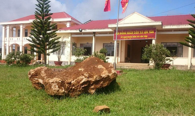 Một tháng trước, trong lúc làm vườn cà phê, người dân tại xã Lộc Tân, huyện Bảo Lâm phát hiện tảng đá khổng lồ nghi đá quý. Sau đó, ông Phạm Văn Chính (ngụ cùng xã) đã mua lại 100 triệu đồng. Tảng đá dài 4 m, rộng 2 m và dày khoảng 1 m, có nhiều vân sặc sỡ.