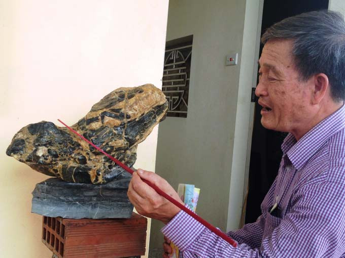 Hòn đá của ông là hòn đá tự nhiên không bị đục đẽo hay gắn lại mà là một hòn đá nguyên khối, đặc biệt có hình dạng gần giống hình con rùa, có đủ đầu mũi mắt, đầu chúc xuống miệng ngậm đốc kiếm dài 3,5cm, bên lưng trái nổi bật hai chữ Nho “Nhất tâm”, màu đen nổi bật trên nền vàng rất rõ nét.