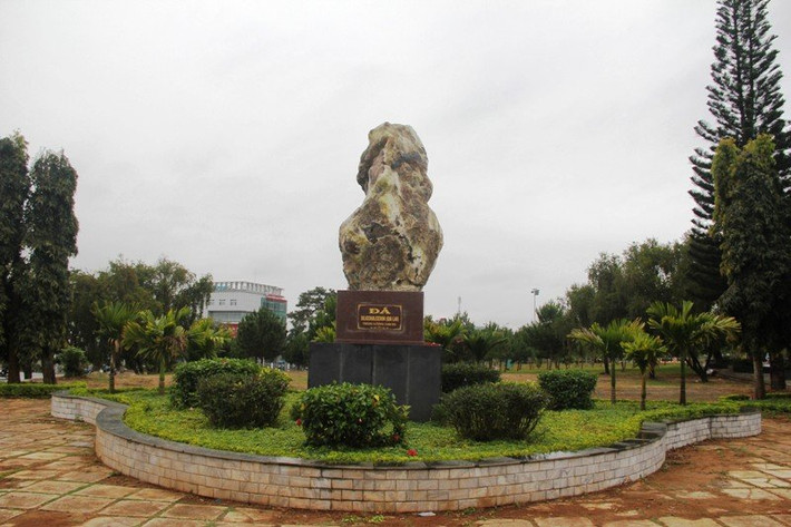 Cho rằng quyết định xử phạt là trái pháp luật, bà Sắc làm đơn khởi kiện. Đầu năm 2014, sau nhiều phiên tòa không có kết quả, cuối cùng UBND huyện Chư Sê đã phải bồi thường 50 triệu đồng cho bà Sắc để rút đơn kiện. Riêng cục đá vẫn bị tịch thu để trưng bày ở công viên. Ảnh: Hòn đá được trưng bày tại công viên Đại Đoàn Kết TP.Pleiku, Gia Lai.