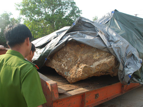 Nguồn tin từ UBND tỉnh Đắk Nông cho biết, lãnh đạo UBND tỉnh này đã thống nhất phương án tịch thu viên đá canxedon nặng gần 30 tấn để đưa vào trưng bày tại bảo tàng tỉnh; Ngoài ra, công an tỉnh này cũng đề xuất xử phạt hành chính người vận chuyển, khai thác đá hơn 1 tỷ đồng.