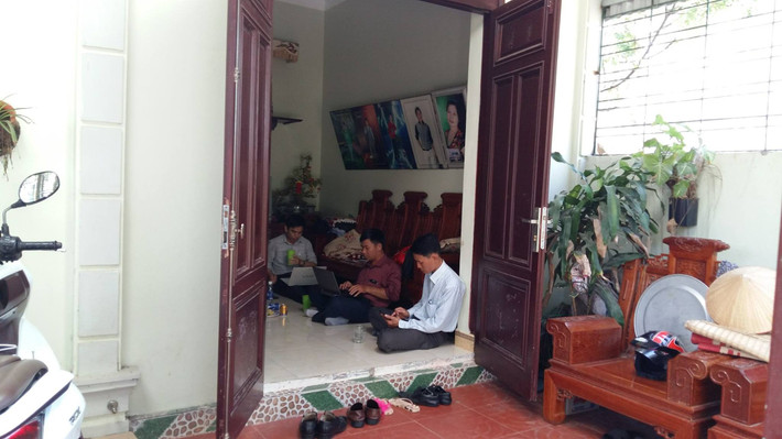 Dù không có chồng ở nhà nhưng các chị vẫn cố gắng dành dụm, xây cất nhà cửa để ổn định cuộc sống. Bà Phạm Thị Hiền, vợ ông Đoàn Văn Quý, cho biết: “Hai anh ấy đi tù để lại khoản nợ lớn kèm con nhỏ cho hai chị em. Giờ hai chị em làm đầm, vượt qua nhiều bão tố, hai chị em đã xây được nhà từ năm 2013. Sau khi hoàn thành, chúng tôi làm nhà nghỉ cho thuê để kiếm thêm hỗ trợ kinh tế gia đình”.