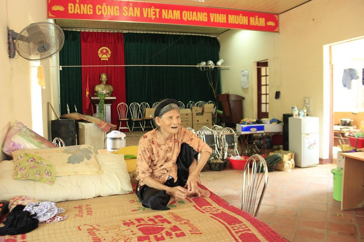 Khổ nhất vẫn là các cụ già và những em nhỏ.