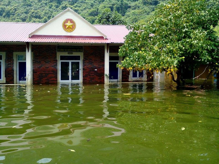 Xuồng là phương tiện duy nhất để có vào được đây nhưng việc di chuyển gặp nhiều khó khăn, thâm chí là không thể được vì cây rừng. Do đó, Đồn Biên phòng Cát Bà buộc phải huy động hơn 30 lượt các cán bộ, chiến sỹ phát cây mở đường cho xuồng xuyên rừng vào xã.