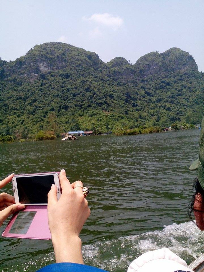Những ngày qua, 3 chiếc xuồng cứu hộ của lực lượng bộ đội biên phòng và kiểm lâm địa phương phải chạy liên tục để chuyển hàng cứu trợ của các đoàn từ thiện cho người dân.