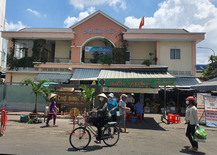 Chợ Bình Thới: Mặc dù chưa ghi nhận ca mắc COVID-19 nào nhưng để hạn chế tập trung đông người, đảm bảo quy tắc phòng chống COVID-19, Ban Quản lý chợ Bình Thới (Q.11, TP.HCM) đã phát "phiếu đi chợ" cho người dân để kiểm soát lượng người vào chợ trong một thời điểm.
