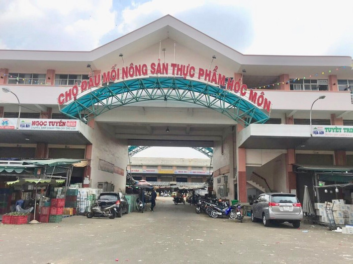 Chợ Hóc Môn: Tính đến trưa ngày 27/6, chợ Hóc Môn (huyện Hóc Môn, TPHCM) đã ghi nhận 19 ca lây nhiễm COVID-19 và nhiều ca tiếp xúc F1 được cách ly y tế. Trước những diễn biến phức tạp của dịch COVID-19, chợ Hóc Môn sẽ tạm dừng các hoạt động tập kết, giao thương hàng hóa trực tiếp tại chợ từ 0h ngày 28/6 đến 0h ngày 4/7.