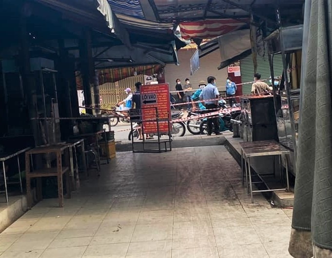 Chợ Tân Hương: Sau khi phát hiện một người buôn bán trong chợ Tân Hương nghi mắc COVID-19, cơ quan chức năng phong tỏa tạm thời khu chợ để phun khử khuẩn và điều tra dịch tễ. Lực lượng chức năng đã phong tỏa tạm thời khu vực chợ Tân Hương (vào ngày 24/6) để điều tra dịch tễ và lấy mẫu xét nghiệm cho người dân và các tiểu thương.