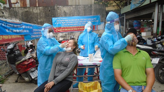 Chợ Bình Đông: Sau khi có một ca mắc COVID-19 đến chợ này Bình Đông mua cá, rau. Trung tâm Y tế quận 8 đã tiến hành lấy mẫu xét nghiệm tầm soát COVID-19 cho tiểu thương buôn bán tại chợ Bình Đông và người dân đã đến chợ trong khung giờ từ 7h đến 9h các ngày 12, 13/6 với tổng số người được lấy mẫu xét nghiệm tại chợ là 420 người, đang chờ kết quả xét nghiệm.
