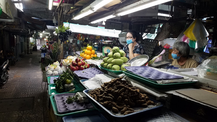 Chợ An Lạc: Sau khi phát hiện hơn 70 ca nhiễm COVID-19 liên quan 2 chợ đầu mối Bình Điền (Q.8) và Hóc Môn (H.Hóc Môn), 2 chợ truyền thống Sơn Kỳ và Tân Hương (Q.Tân Phú). Chợ An Lạc hoạt động cầm chừng, nhưng rất ít khách.