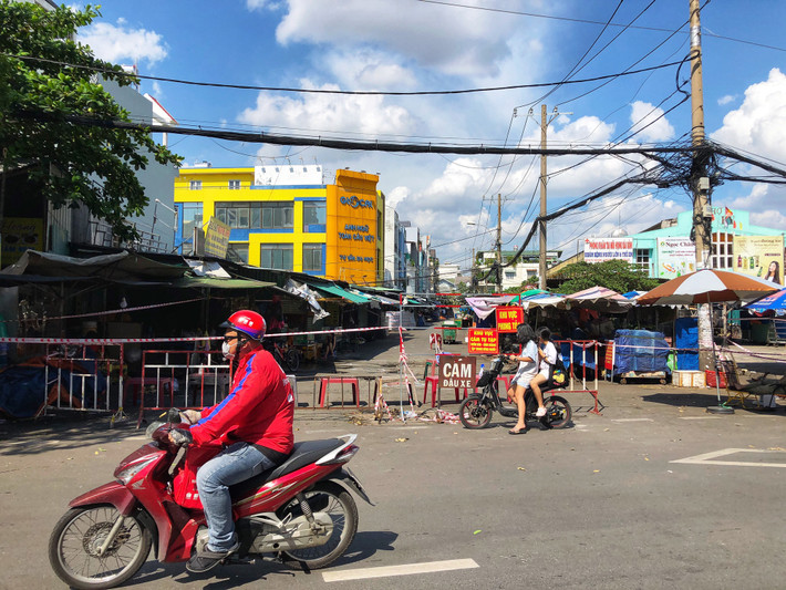 Chợ Sơn Kỳ: Tính đến sáng ngày 25/6, quận Tân Phú (TPHCM) đã ghi nhận 64 trường hợp dương tính với virus SAR-CoV-2 liên quan đến chợ Sơn Kỳ (quận Tân Phú). Trước diễn biến của dịch COVID-19, ngành y tế đã tổ chức lấy mẫu xét nghiệm khẩn diện rộng gồm 4 địa điểm với số lượng 30.000 mẫu cho người dân xung quanh khu chợ Sơn Kỳ ngay trong ngày 23/6 nhằm giúp rà soát, phát hiện sớm những mầm bệnh còn tiềm ẩn trong cộng đồng, chặn đứng nguồn lây.