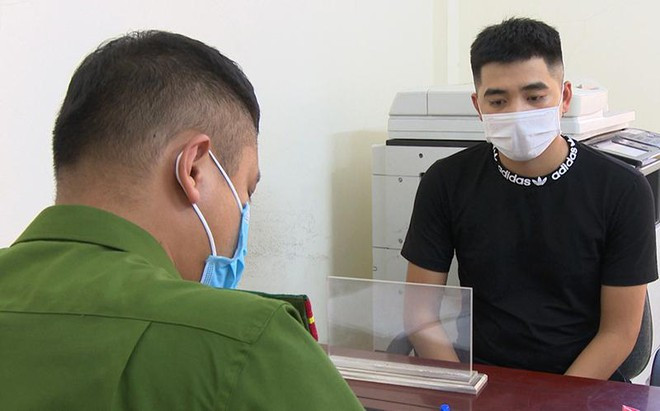 Làm giả con dấu để đưa người qua chốt kiểm dịch: Phòng Cảnh sát hình sự Công an tỉnh Quảng Ninh đã bắt giữ đối tượng Xèn Văn Hiệp (SN 1997, trú tại thôn Tân Quang, xã Xuân Quang, huyện Bảo Thắng, tỉnh Lào Cai), làm nghề lái xe thuê đã sử dụng con dấu giả của chốt kiểm dịch nhằm trốn tránh không khai báo y tế khi đi qua chốt kiểm dịch tại cầu Bạch Đằng. Ngoài ra, Hiệp còn sử dụng dấu giả để đóng cho 2 người khác nhằm mục đích thu tiền.
