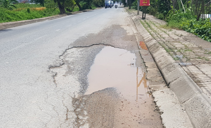 Sau khi nhận bàn giao dự án từ tháng 6/2020, Sở GTVT Hà Nội đã chỉ đạo Ban Duy tu các công trình hạ tầng giao thông thường xuyên duy tu duy trì đảm bảo mặt đường êm thuận. Về các hố ga thoát nước trên tuyến cao hơn mặt đường thuộc hệ thống thoát nước do Sở Xây dựng quản lý, Sở GTVT sẽ phối hợp với Sở Xây dựng kiểm tra, xem xét nghiên cứu xử lý cho phù hợp mặt đường nhưng đến nay vẫn "bặt vô âm tín".
