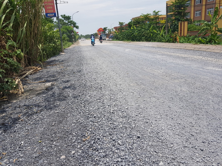 Thậm chí, đoạn đường gần Trường THCS Nguyễn Văn Huyên còn chưa được thảm mặt đường, sỏi được rải trên một đoạn đường kéo dài gây ra tình trạng trơn trượt.