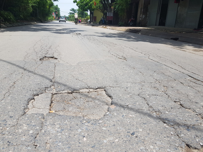 Tháng 4/2019, UBND huyện Hoài Đức giao cho Ban Quản lý DA Đầu tư xây dựng làm chủ đầu tư cùng Công ty TNHH Thiết kế xây dựng và thương mại Đức Thịnh thi công khắc phục sự cố mặt đường với nguồn vốn hơn 1 tỷ đồng. Tuy nhiên, việc thi công cẩu thả vẫn tái diễn khiến công trình tiếp tục xuống cấp, nứt gãy.
