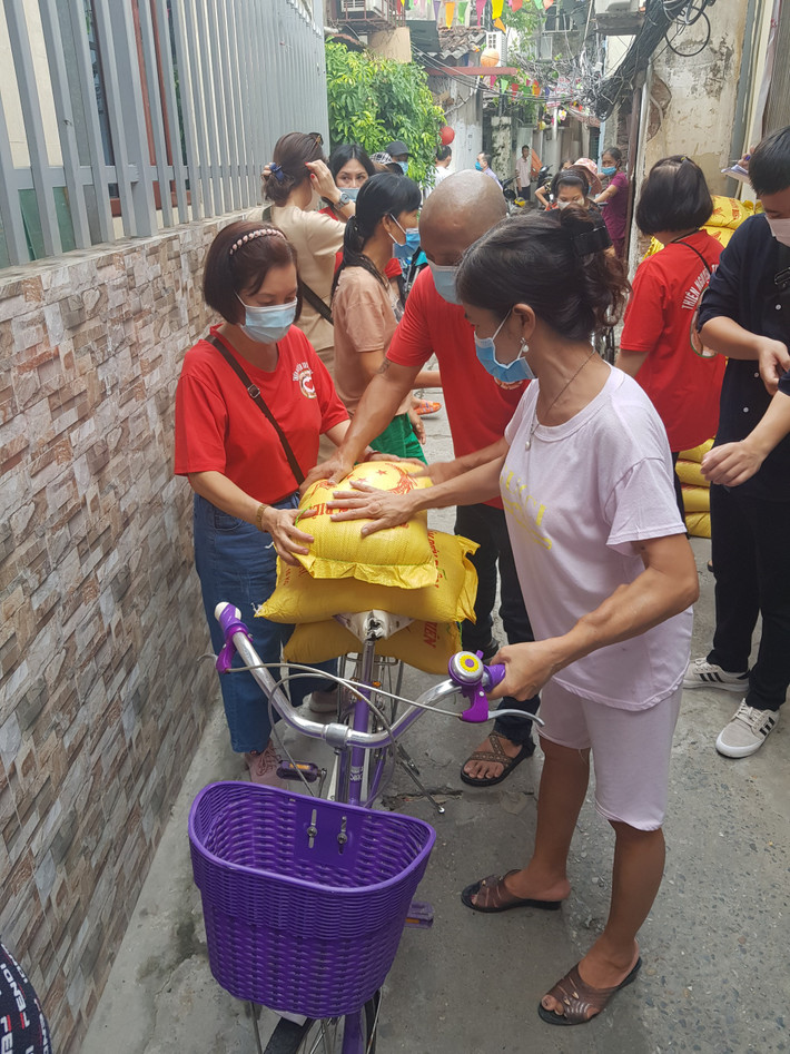 Ngoài những suất cơm nấu sẵn, nhóm thiện nguyện còn tặng gạo cho những hộ gia đình khó khăn.