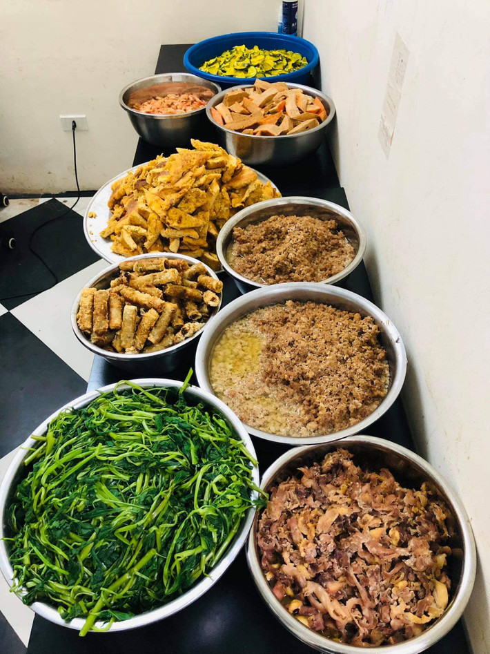 Để chuẩn bị cho những suất cơm này, các thành viên của nhóm thiện nguyện phải phân công rất rõ ràng, người phụ trách đi chợ, người nấu ăn. Họ làm việc không ngừng nghỉ để đưa những suất còn nóng ấm đến với người nghèo, bệnh nhân, người vô gia cư...